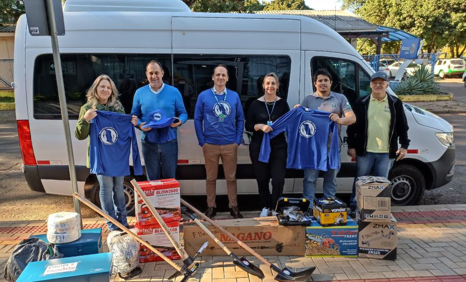 Entrega equipamentos maos amigas