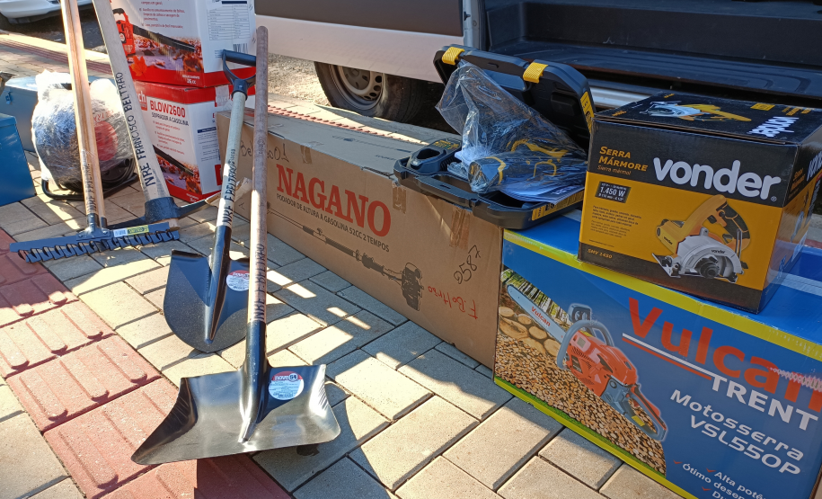 Entrega equipamentos maos amigas