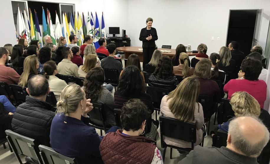 Visita do deputado estadual Wilmar Reichembach A professora Lurdinha Bertani, chefe do NRE, abre a reunião com funcionários nesta sexta-feira (06/09/19).