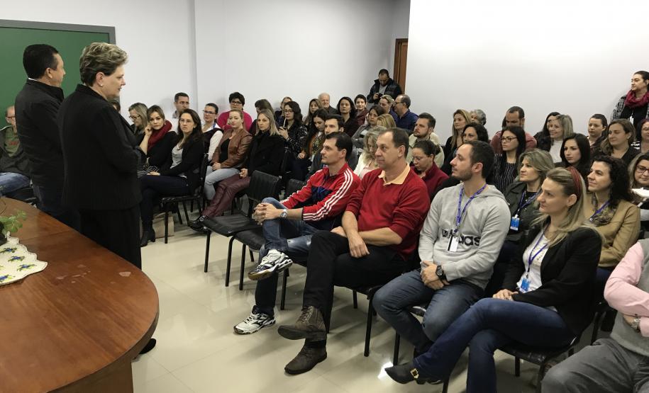 Visita do deputado estadual Wilmar Reichembach Professora Lurdinha Bertani e o deputado Wilmar Reichembach falam aos funcionários do NRE.
