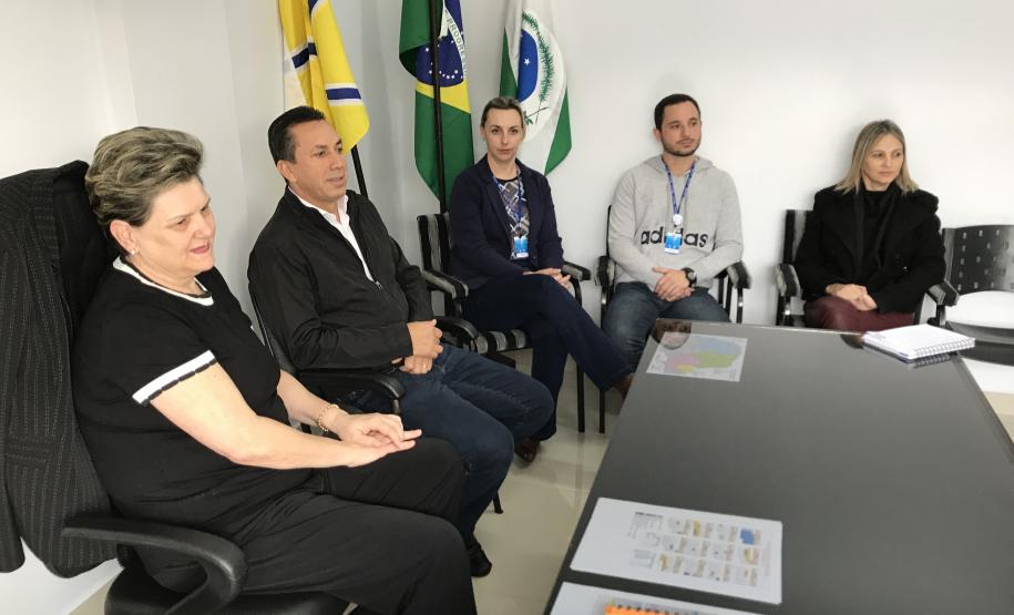 Visita do deputado estadual Wilmar Reichembach Após reunião com todos os funcionários, a chefe Lurdinha Bertani recebeu o deputado Wilmar Reichembach e os coordenadores de setores do NRE em seu escritório.
