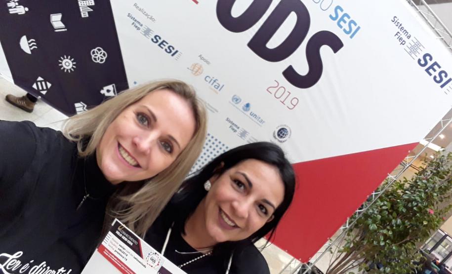 As professoras de Língua Portuguesa, Claudia Bampi e Dirlaine de Oliveira, representaram o colégio.