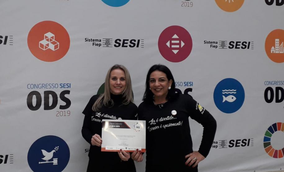 As professoras de Língua Portuguesa, Claudia Bampi e Dirlaine de Oliveira, representaram o colégio.