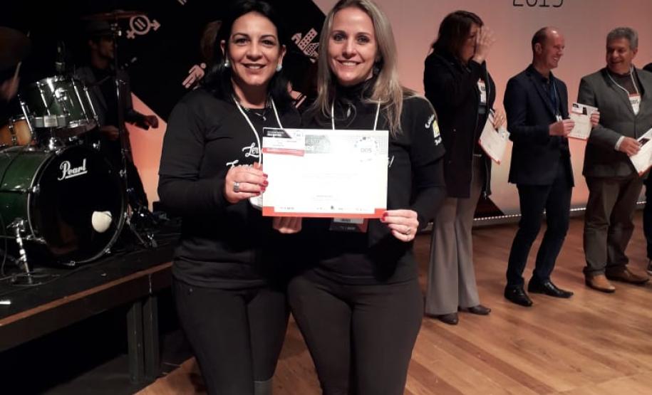 As professoras de Língua Portuguesa, Claudia Bampi e Dirlaine de Oliveira, representaram o colégio.