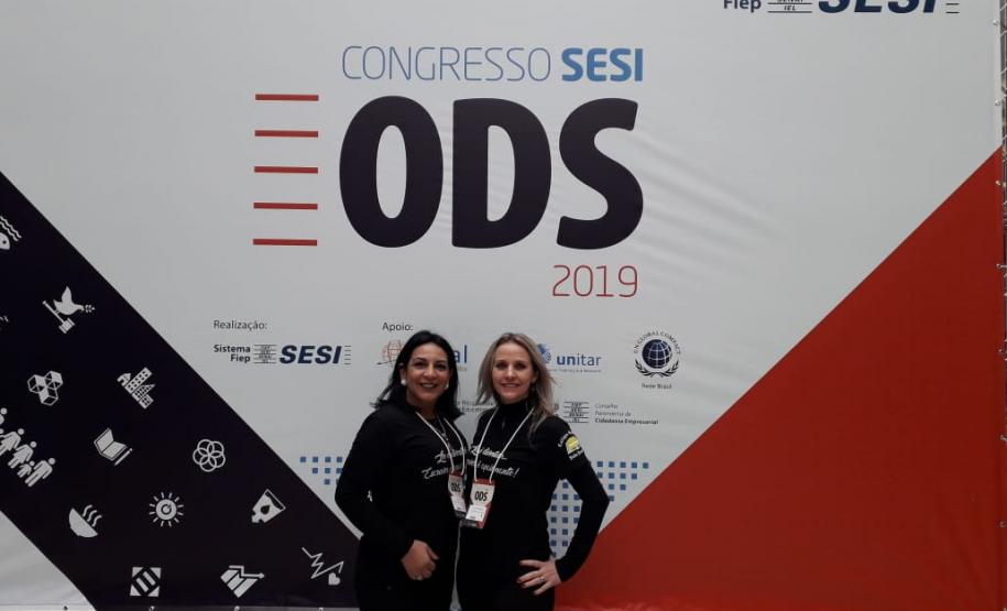 As professoras de Língua Portuguesa, Claudia Bampi e Dirlaine de Oliveira, representaram o colégio.