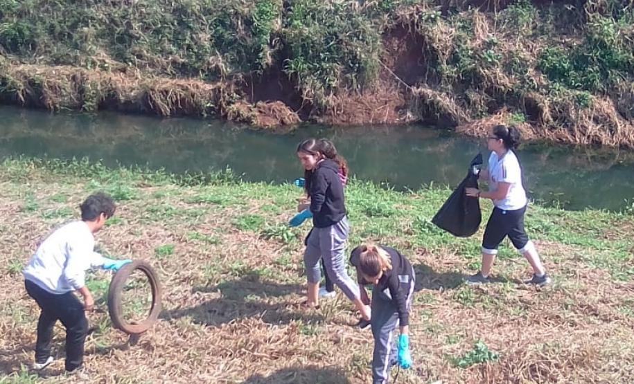 Colégio Industrial desenvolve atividades voltadas à sustentabilidade e meio ambiente Outra atividade proposta foi recolher o lixo no Rio Lonquiador próximo à escola.