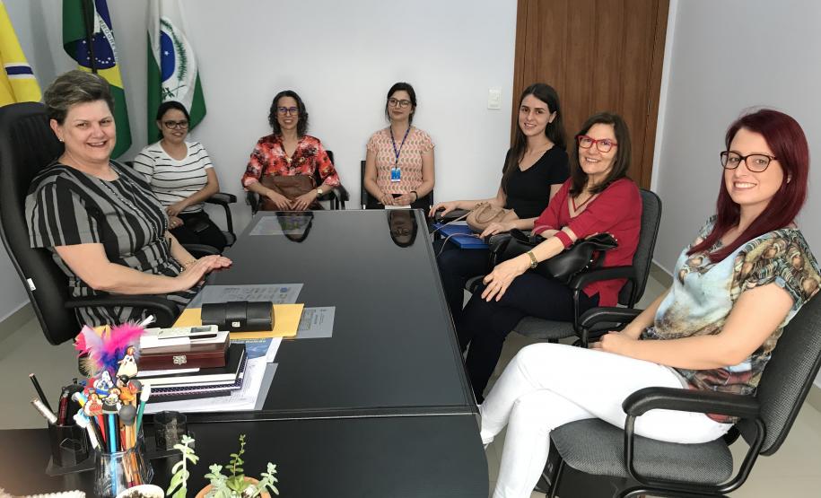 As professoras Mafalda Nesi Francischett e Geliane Toffolo, e as acadêmicas Ana Caroline Tazinasso, Daiane Cristina Rocha e Maiara Tibola em reunião com a chefe do NRE, Lurdinha Bertani, e a técnica pedagógica Crislaine André.