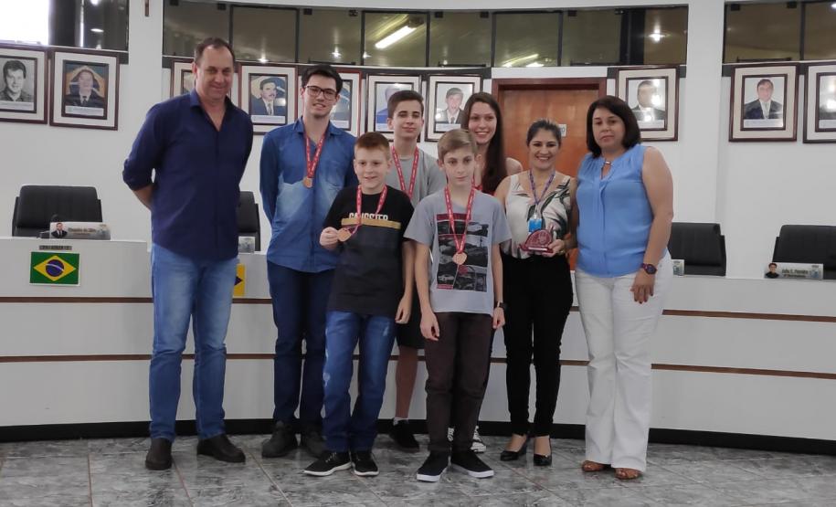 NRE de Beltrão tem 10 medalhistas na Olimpíada de Matemática O assistente técnico, Paulo Henrique Schwalm, e a técnica pedagógica Rúbia Schmitz participaram da entrega.