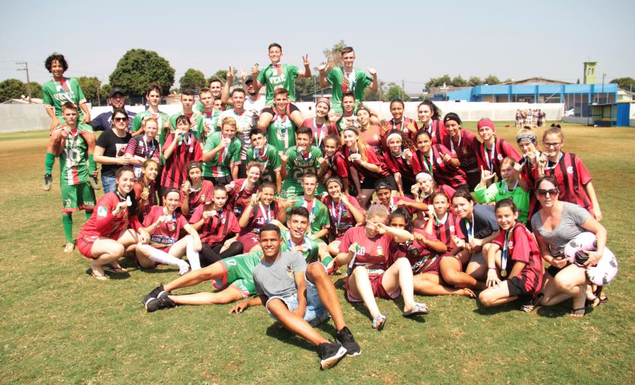 Equipes do Colégio Arnaldo Busato, do Verê, que levaram três troféus para casa na fase regional.