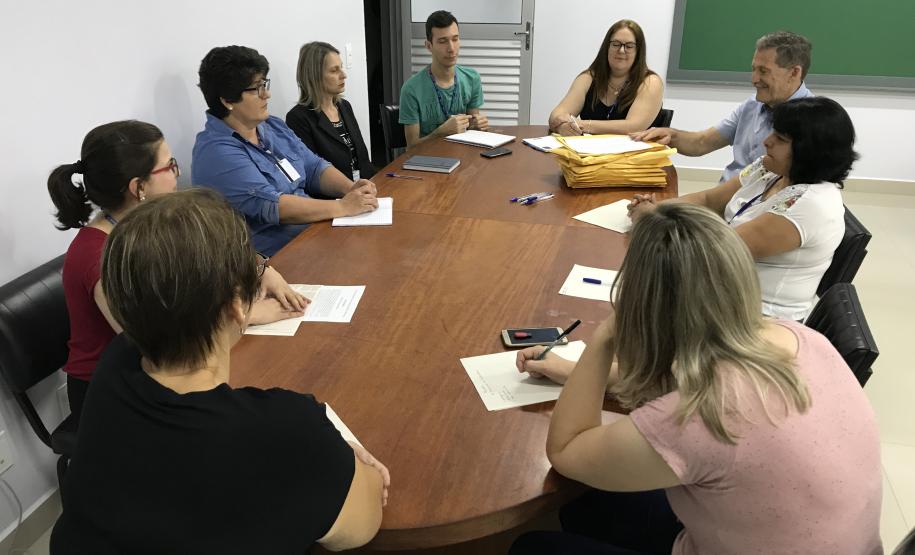 12º Concurso de Literatura de Francisco Beltrão Jornalista Ivo Pegoraro, do JdeB, entrega os trabalhos aos jurados.