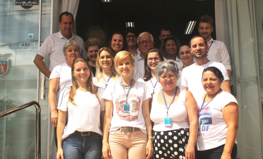 Funcionários do NRE de Francisco Beltrão vestem branco para lembrar da mobilização contra a dengue no Paraná.