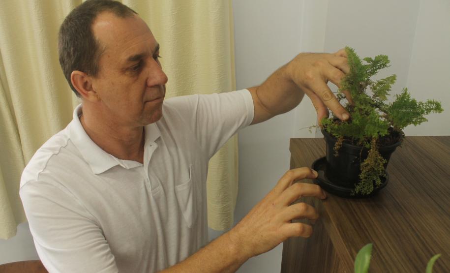 O assistente técnico Paulo Henrique Schwalm também verificou os pratinhos de plantas de sua sala.