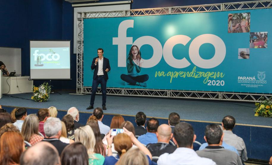 O secretário da Educação, Renato Feder, na abertura do seminário em Curitiba.