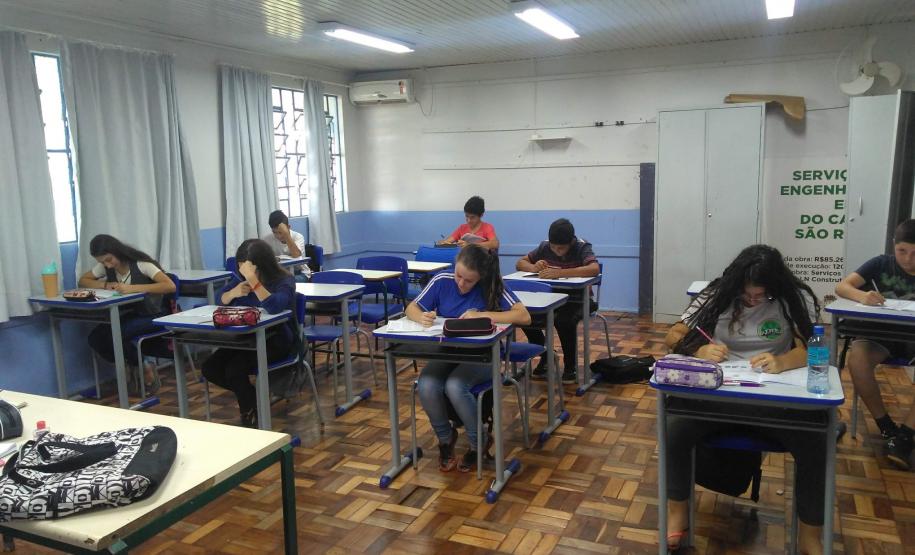 Alunos fazem a prova na Escola Estadual do Campo São Roque, de Barracão.