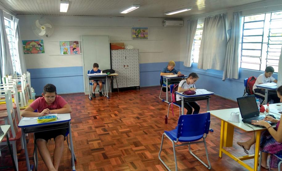 Alunos fazem a prova na Escola Estadual do Campo São Roque, de Barracão.