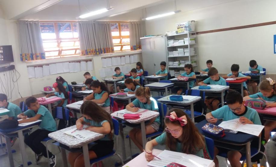 Alunos da Escola Municipal 15 de Outubro, de Francisco Beltrão, durante a Prova Paraná.