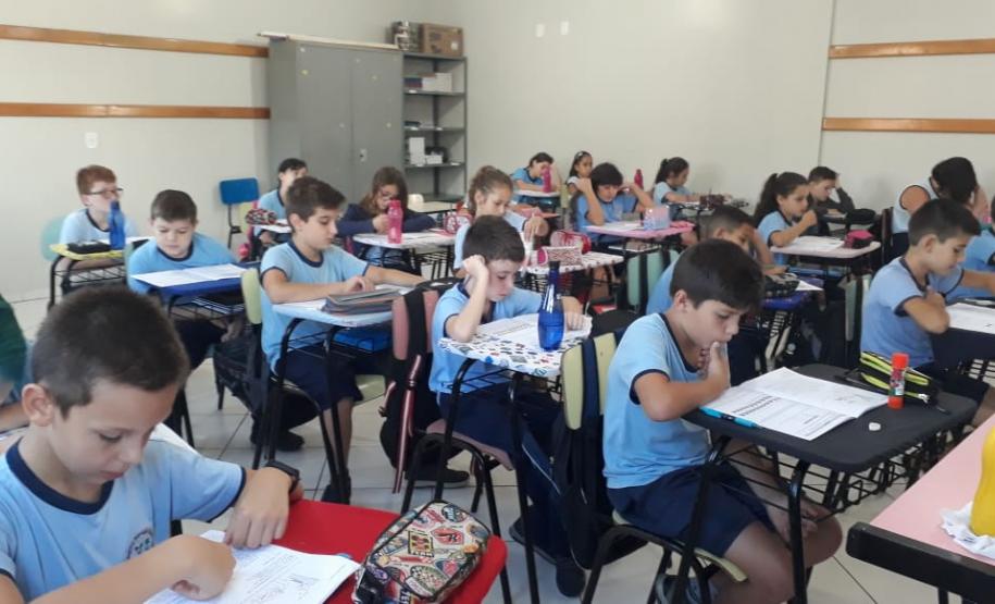 Alunos da Escola Municipal Maria Basso Delani, de Francisco Beltrão, durante a Prova Paraná.