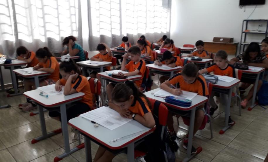 Alunos da Escola Municipal Bruno Santin, de Santa Izabel do Oeste, concentrados para responder à Prova Paraná.