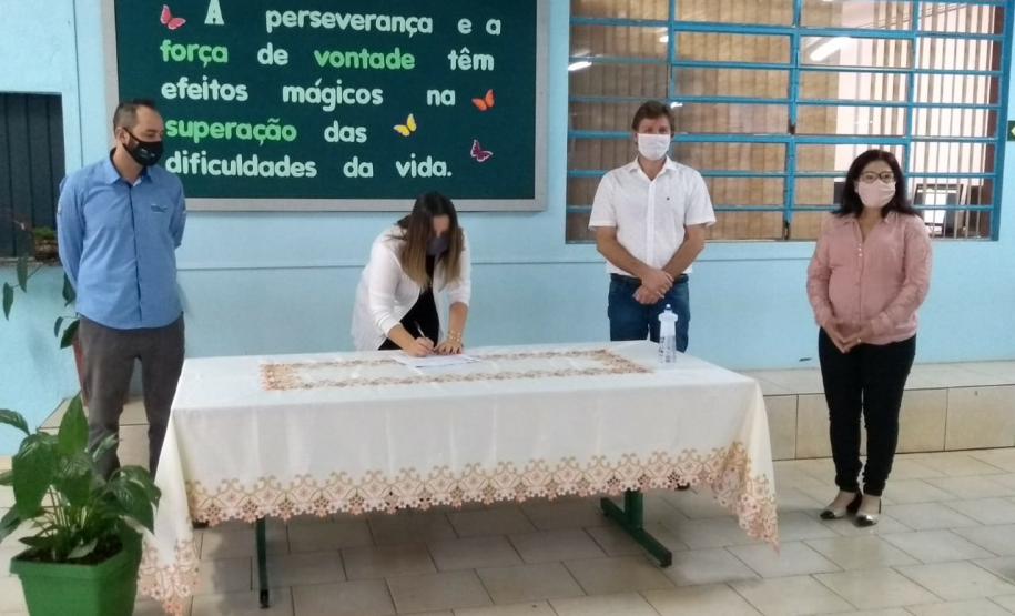 Fabiano Bedin, responsável pela empresa que executará a obra, Diani Picoli, diretora, Moacir Fiamoncini, prefeito, e Marizete Senkovski, diretora auxiliar, no ato da assinatura do contrato.