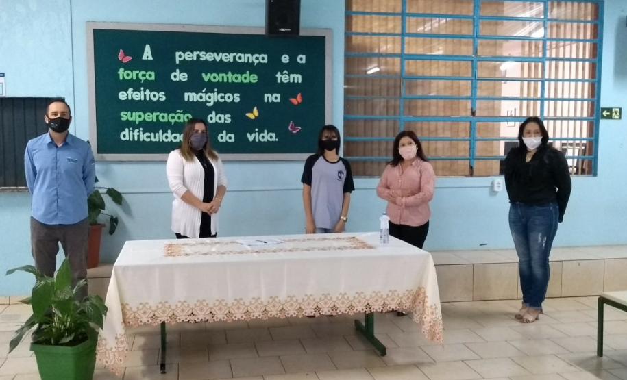 Fabiano Bedin, responsável pela empresa que executará a obra, Diani Picoli, diretora, Shara Trindade, presidente do Grêmio Estudantil, Marizete Senkovski, diretora auxiliar, e Erica do Nascimento, vereadora e documentadora escolar do NRE.