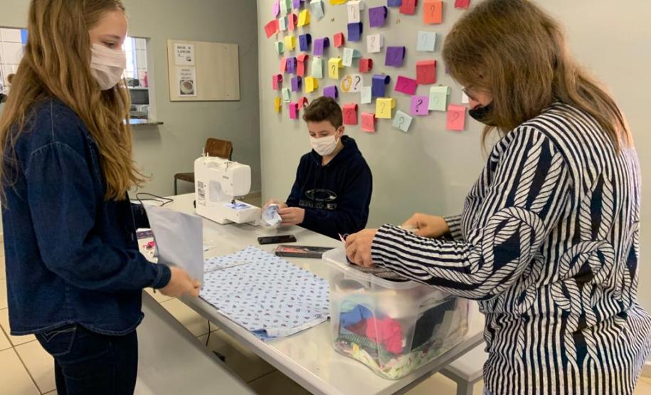 Alunos Fernando Pavan Moro e Geovana Bonamigo Arisi e a professora Marlene Ghizzi.
